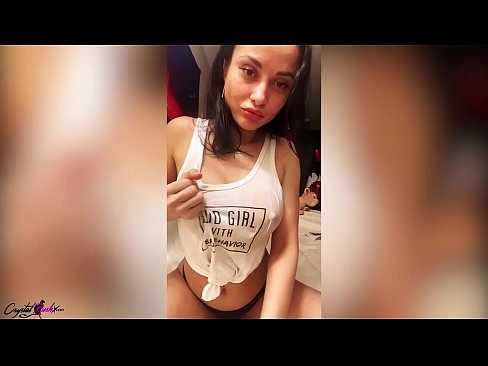 ❤️ Згодна бујна жена ја оттргнува пичката и ги милува нејзините огромни цицки во влажна маица ❤️ Супер секс на порно mk.higlass.ru ❤